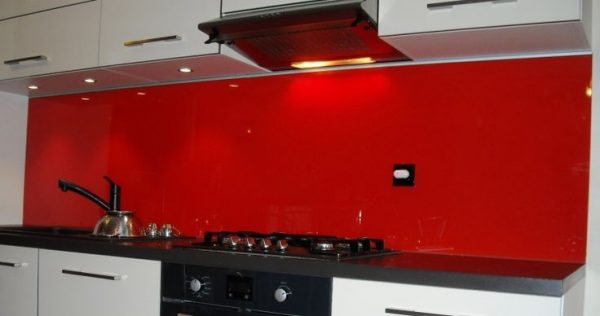 1081586-lacobel-rouge-lumineux-samir-martinique-2 1081586-lacobel-rouge-lumineux-samir-martinique-2