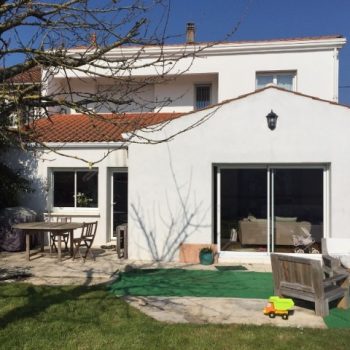 Avant : une maison classique et une façade très bétonnée