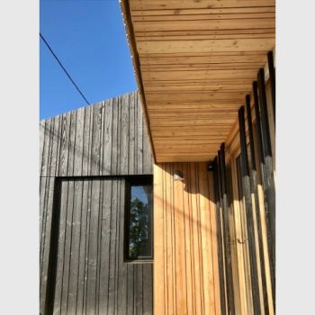 Une entrée comme un préau de bois