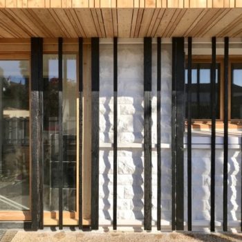 Après : une entrée habillée de bois et de bois brûlé