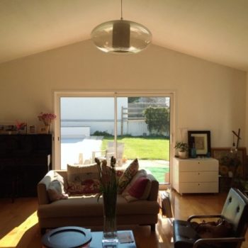 Avant : une porte-fenêtre coulissante pour accéder à la terrasse