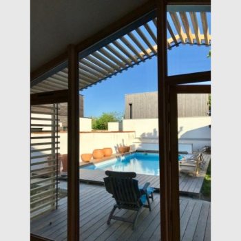 Après : vue panoramique sur le jardin et la piscine