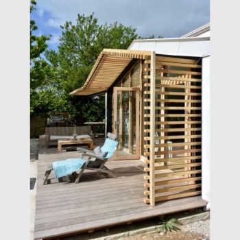 Une vague de bois comme pergola